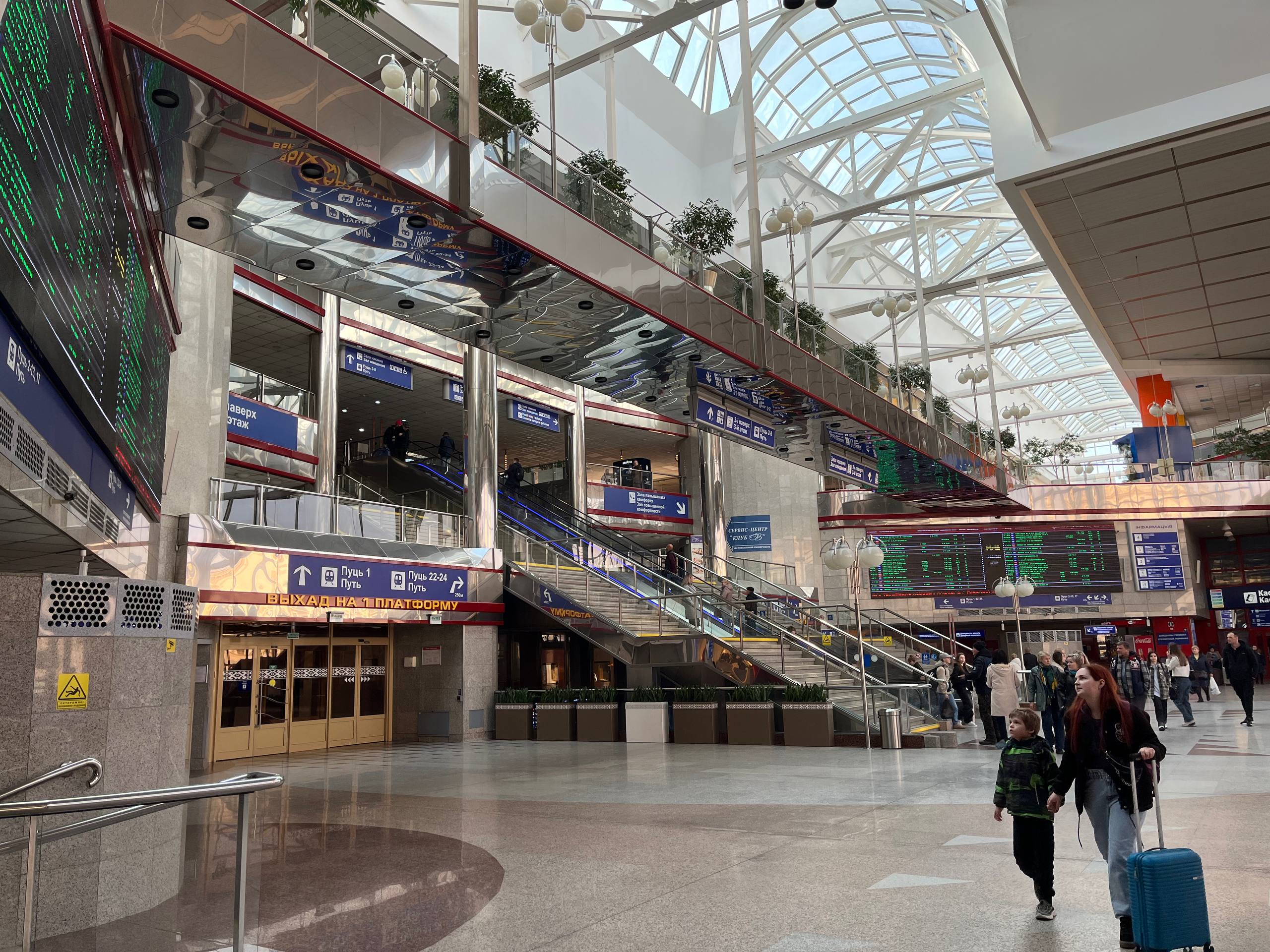 Пассажиропоток на маршрутах между Россией и Республикой Беларусь вырос в 2025 году на 9 3 Между странами перевезено около 3 1 млн человек Отметим что 14 декабря на Белорусской железной дороге утверждён график движения на год до конца 2026 го Предусмотрено курсирование в международном сообщении 26 пар поездов Запланирован и ввод дополнительных поездов на маршруте Минск Санкт Петербург в периоды повышенного спроса на перевозки Мария Трошина