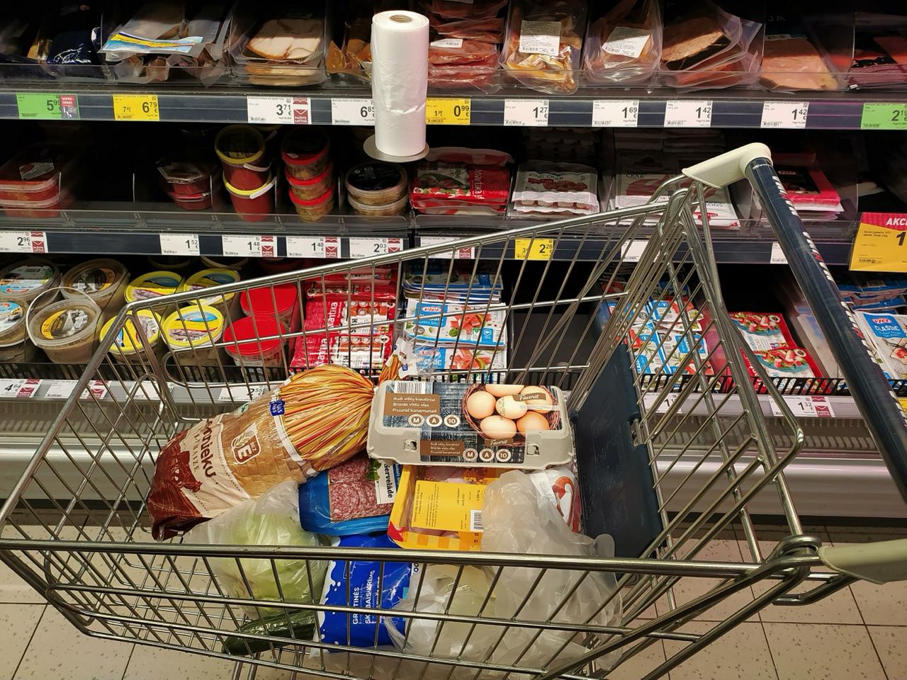 В Госдуме предложили ограничить наценку на социально значимые продукты  Депутат Сергей Миронов выступил с инициативой установить максимальную наценку в 15% на 25 основных продуктов питания из утвержденного правительством перечня. Сейчас торговая наценка может достигать 100-200%, что ложится тяжелым бременем на потребителей, заявил он ТАСС.  В перечень социально значимых товаров, утвержденный еще в 2010 году, входят мясо, молоко, яйца, масло, сахар, соль, хлеб, крупы, картофель, овощи и фрукты. Хотя законодательство позволяет ограничивать цены при росте более 10% за два месяца, на практике эти нормы не применялись.  Поддерживаем?  /      Global Look Press/Victor Lisitsyn, Виктор Лисицын  #продукты #наценка