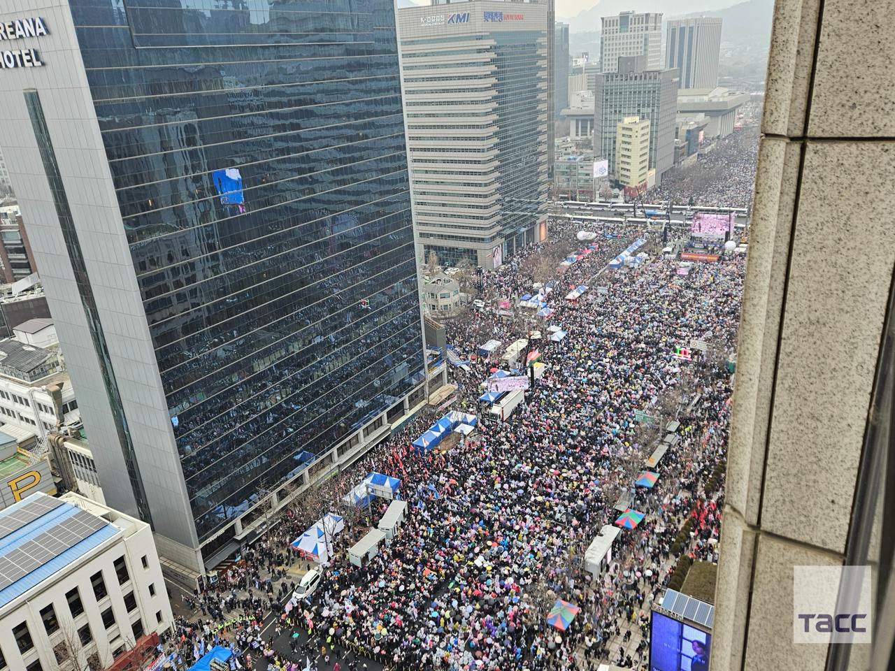 Массовые демонстрации в поддержку и против импичмента президента Республики Корея Юн Сок Ёля проходят в Сеуле