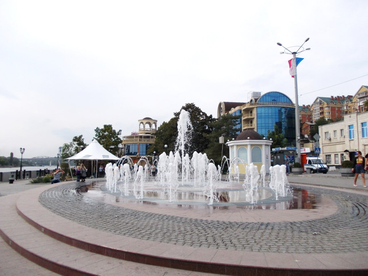 В Ростове-на-Дону два дня не будут работать фонтаны  Об этом сообщили в управлении благоустройства и лесного хозяйства города.  «По рекомендации МВД России по Ростовской области во время празднования дней Военно-морского флота России и Воздушно-десантных войск, 27.07.2025 и 02.08.2025, фонтаны, расположенные на территории Ростова-на-Дону и находящиеся на балансе Управления благоустройства и лесного хозяйства города Ростова-на-Дону, будут осушены и отключены», – пишет источник.  Уточняется, что в промежутках между указанными датами фонтаны будут работать в штатном режиме, исключением станут «Атланты» на Театральной площади. Это связано с тем, что для опустошения и наполнения фонтана водой требуется много времени.   Подписаться на "Новости Ростова"    Прислать новость