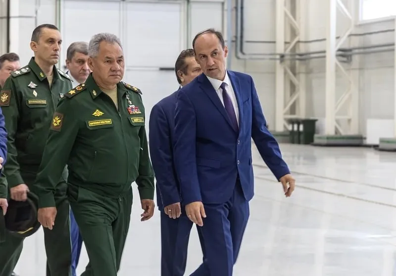 В Красноярске по делу о растрате задержали гендиректора Красмаш производителя ракет Сармат Директор Красноярского машиностроительного завода Александр Гаврилов с конца апреля находится в СИЗО Красноярска по делу о растрате сообщают РИА Новости Депутат красноярского горсовета Иван Петров ЛДПР пишет в своем телеграм канале что Гаврилова подозревают в получении взятки в 3 млн рублей Сотрудники предприятия сообщили мне что следователи уже две недели работают на территории завода добавил он Красноярский машиностроительный завод Красмаш одно из крупнейших предприятий российского ВПК специализирующееся на ракетно космической технике входит в Роскосмос В частности Красмаш производит баллистические ракеты для подводных лодок например Синева и межконтинентальный стратегический ракетный комплекс Сармат Александр Гаврилов руководит АО Красмаш с 2018 года В этом году он заявился на праймериз Единой России чтобы баллотироваться по партийному списку в депутаты заксобрания Красноярского края Фото KP 2001 год