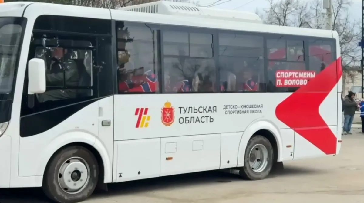 Юные жители Воловского района будут ездить на тренировки и соревнования на Спортивном автобусе Об этом на своей странице в мессенджере MAX рассказал губернатор Тульской области Дмитрий Миляев подчеркнув что этот проект инвестиция в здоровье детей По словам главы региона на тренировки и соревнования юных спортсменов Воловского района будет доставлять автобус Такой же транспорт был приобретен и для жителей Суворовского района Каждый автобус рассчитан на 20 мест и соответствует всем требования безопасности и комфорта Дмитрий Миляев подчеркнул что такой транспорт закупят и для других районов Тульской области которые в этом нуждаются Губернатор пожелал юным спортсменам успехов и ярких побед Страница Дмитрия Миляева в мессенджере MAX   Если у вас плохо грузятся новости видео и фото посты дублируются в нашем канале в MАХ 1  2   Подпишись на новости