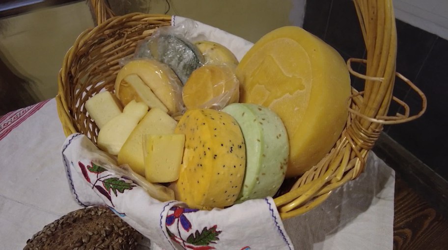 Фестиваль фермерских продуктов пройдет в Иванове В Иванове в субботу 29 ноября состоится Фестиваль фермерских продуктов Местом проведения ярмарки станет текстильный торговый центр на Кохомском шоссе На фестивале можно будет приобрести сыры молочную продукцию колбасы и мясные деликатесы хлеб мед кондитерские изделия копченую рыбу чай растительное масло и соусы Свою продукцию представят фермерские хозяйства и крупные предприятия Ивановской области Всего в ярмарке примут участие порядка 30 региональных производителей Фестиваль пройдет на цокольном этаже текстильного торгового центра на Кохомском шоссе с 8 до 16 часов Напомним фестивали фермерской продукции проходят в регионе по поручению губернатора Станислава Воскресенского с 2018 года Сайт   ivteleradio ru Бот обратной связи в ТГ ivteleradio feedback bot