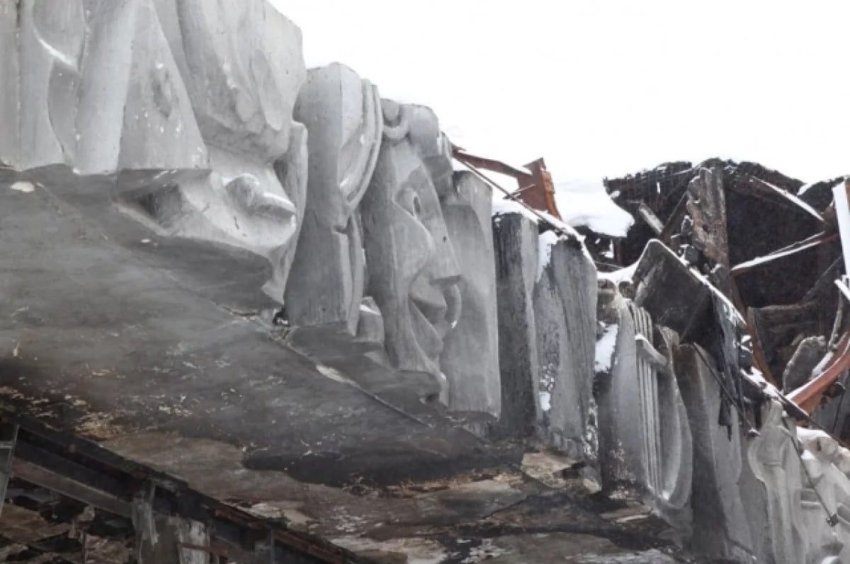 Снос сгоревшего здания краевого музыкального театра официально завершен в Хабаровске Подрядная организация демонтировала все железобетонные конструкции С участка вывезли 34 тысячи тонн строительного мусора на полигон в районе имени Лазо Снос начался у нас в октябре и раньше срока 10 декабря мы приняли площадку уже со снесенными зданием Следующий этап это проектирование ну и соответственно строительство нового театра Музкомедии Площадка готова под будущее строительство все сделано в рамках проекта все нормально вот и компания еще показала экономию сообщил первый заместитель министра ЖКХ Хабаровского края Сергей Федоров   Будь в курсе событий везде ОК VK MAX