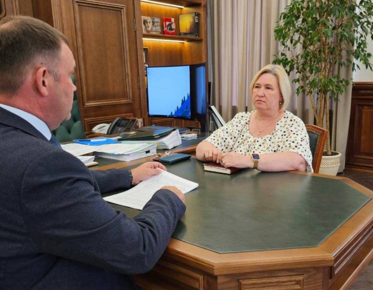 Середюк сделал своим политическим замом вице-мэра Кемерова Губернатор Кемеровской области Илья Середюк назначил своим заместителем по внутренней политике Марину Трофимову, сообщила пресс-служба регионального правительства. Трофимова родилась в 1972 году. Она работала в кемеровской школе №82, затем устроилась в территориальное управление Кировского района Кемерова. Затем возглавила аппарат городской администрации в должности вице-мэра. Прежний «политический» вице-губернатор Ольга Турбаба ушла в отставку в июне 2025 года на фоне громких уголовных дел, по которым, в частности, был арестован её муж. Подписаться Прислать новость Помочь бустами