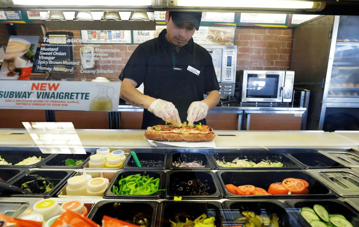 68 бывших франчайзи Subway запускают сеть SBW Это те франчайзи что не согласились с ребрендингом сети из Subway в Subjoy До конца 2025 года они планируют расширить сеть до более чем 200 заведений vc ru food 2233246