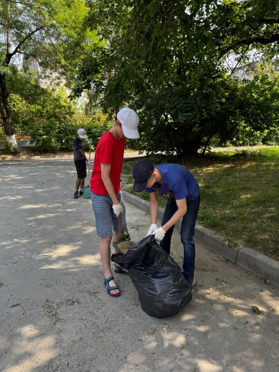В Ставрополе школьники зарабатывают первые деньги Подростки, работающие в ремонтных бригадах, помогают в библиотеках, убирают школьные кабинеты после ремонта, а также ухаживают за территориями образовательных учреждений — поливают растения, пропалывают клумбы. Некоторые ребята трудятся на предприятиях, где работают родители. В июне полезными делами занимались 359 детей. В июле поработают 322 человека, в — августе 252. «В среднем заработная плата в июньской смене составила до 8 тыс. рублей. Ребята работали в среднем 2,5 часа в день по 0,33 ставки», — рассказал глава города Иван Ульянченко.