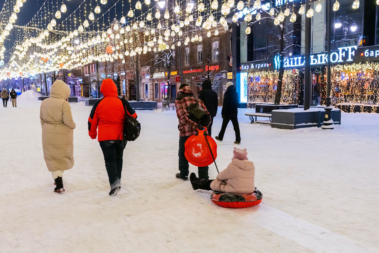 В центре Челябинска пройдут масштабные работы по благоустройству Планируется установка информационных центров для гостей города общественных туалетов украшение прогулочных зон Город получил федеральную финансовую поддержку для преображения популярных пешеходных зон Более 27 миллионов рублей в рамках нацпроекта Туризм и гостеприимство одобрило Главное управление координации развития туризма Челябинской области Сейчас стороны оформляют все документы чтобы можно было приступать к реализации планов В зоне внимания три самых популярных места легендарная Кировка участок проспекта Ленина от ЮУрГУ до улицы Свободы и набережная реки Миасс Их сделают ещё красивее и удобнее для челябинцев и гостей города Завершить работы планируется до конца 2026 года сообщили в пресс службе городской администрации Eoblast в Телеграм в МАХ