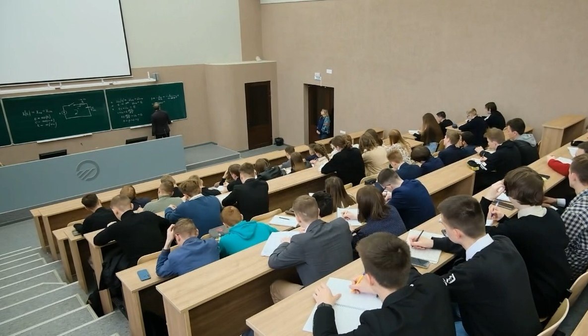 26 детей участников СВО воспользовались сертификатом на обучение в вузах В новом учебном году 26 детей участников СВО воспользовались сертификатом на бесплатное обучение в вузах Ивановской области 13 ребят выбрали РАНХиГС шестеро ИвГУ четверо ИГЭУ двое Шуйский филиал ИвГУ и один ИвГМУ Всего за три года 51 человек воспользовался этой региональной мерой поддержки семей участников СВО Оформить такой сертификат можно в любой момент со дня рождения ребенка Он позволяет оплатить обучение в государственном вузе региона если поступить на бюджет не удалось Подробности в департаменте образования и науки 8 4932 41 03 63
