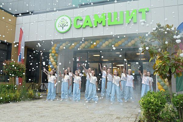 В Кудепсте открыт крупнейший детский сад на юге России В поселке Кудепста города Сочи состоялось торжественное открытие детского сада "Самшит", рассчитанного на 550 мест. Открытие приурочено к празднованию Дня города и Дня защиты детей. Детский сад "Самшит" представляет собой современный образовательный комплекс, оснащенный передовым оборудованием и техникой. В учреждении предусмотрены цифровые песочницы, спортивные залы, а также сцена для проведения творческих мероприятий. Также организовано восемь ясельных групп с отдельными выходами на детские площадки. Значительную часть территории занимают зеленые зоны. Детский сад является частью формирующегося социального кластера, включающего спортивный центр и современную школу на 2000 мест.