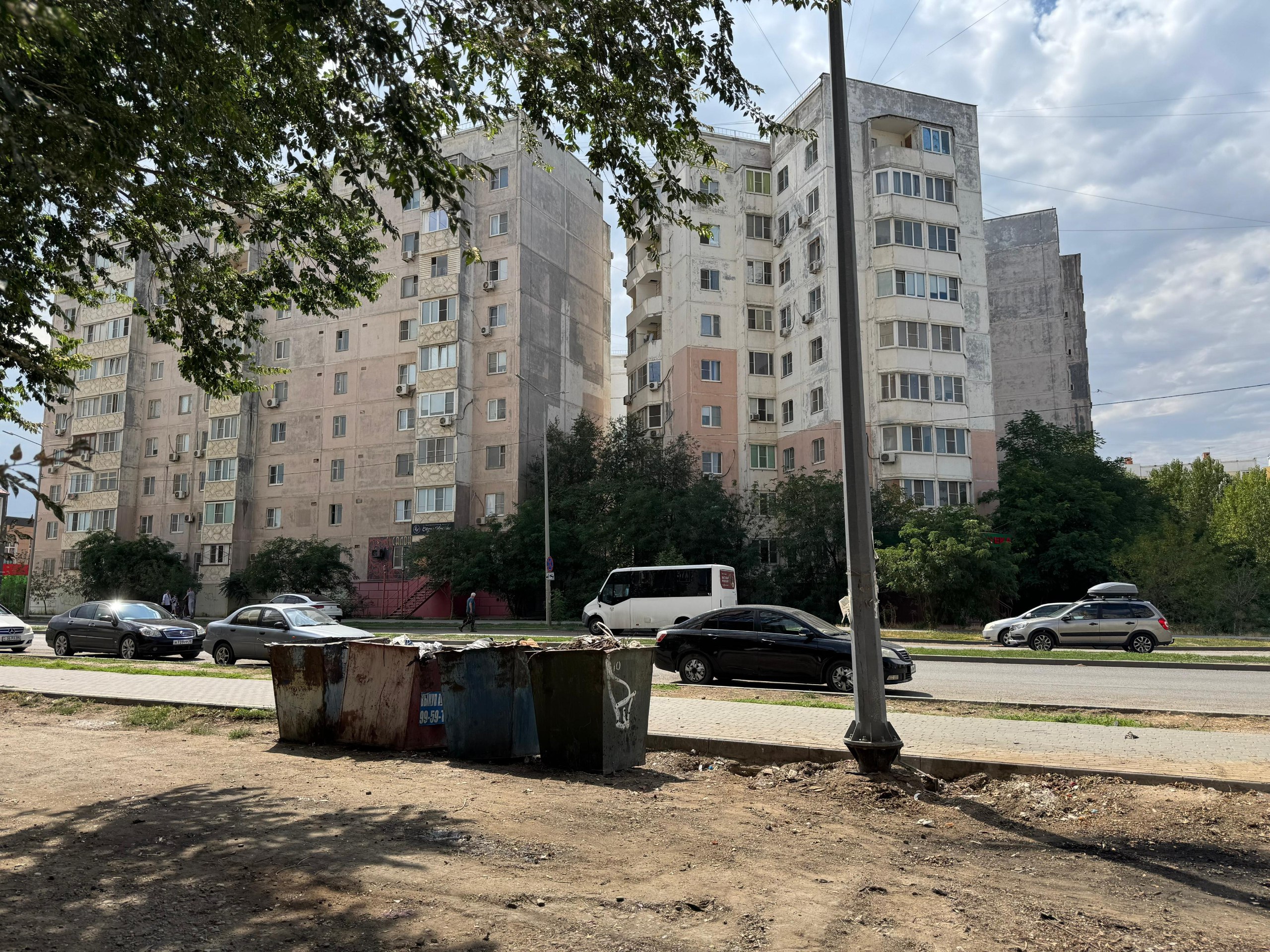 Александр Тихонов помог астраханцам убрать свалку К депутату Городской Думы Александру Тихонову в начале августа обратилась жительница округа №6 с жалобой на состояние контейнерной площадки, обслуживающей дома по адресам: ул. Бориса Алексеева, д. 65, д. 65 к. 2 и д. 67 к. 2. Рядом с мусорными баками скопились старые ветки и крупногабаритные отходы, это создавало неудобства для местных жителей. Александр Иванович оперативно отреагировал на запрос: несанкционированную свалку убрали, сейчас территория полностью очищена. «Благодарю неравнодушных граждан за активную позицию — вместе мы можем сделать наш город комфортнее», - отметил депутат.