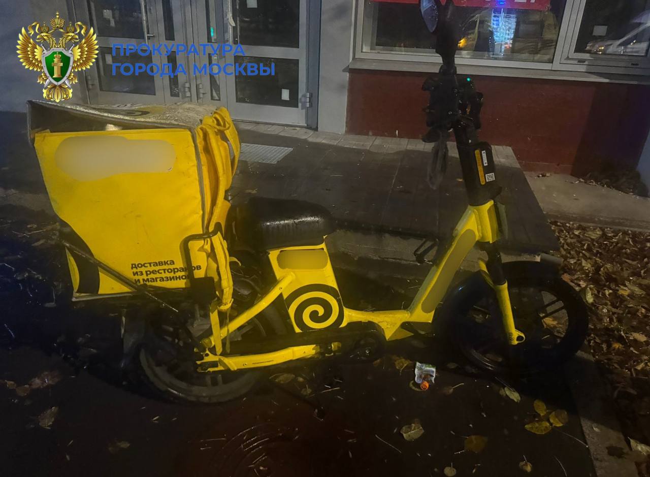 Курьер на электровелосипеде сбил пешехода на тротуаре на улице Шкулева в ЮВАО Женщина 1963 года рождения госпитализирована проводится проверка Подпишись на Агентство Москва