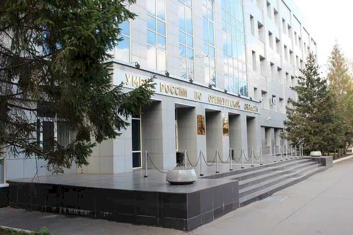 Два борца с коррупцией арестованы в Оренбурге В Оренбурге арестованы два сотрудника Управления экономической безопасности и противодействия коррупции регионального УМВД Заместитель начальника отдела данного управления Шафхат Шамшаев и еще один сотрудник Денис Файзуллин были задержаны в декабре Они обвиняются по ч 6 ст 290 УК РФ Получение взятки в особо крупном размере Суд избрал обоим полицейским меру пресечения в виде ареста до 27 февраля Подпишитесь на канал ЕАН Оренбург