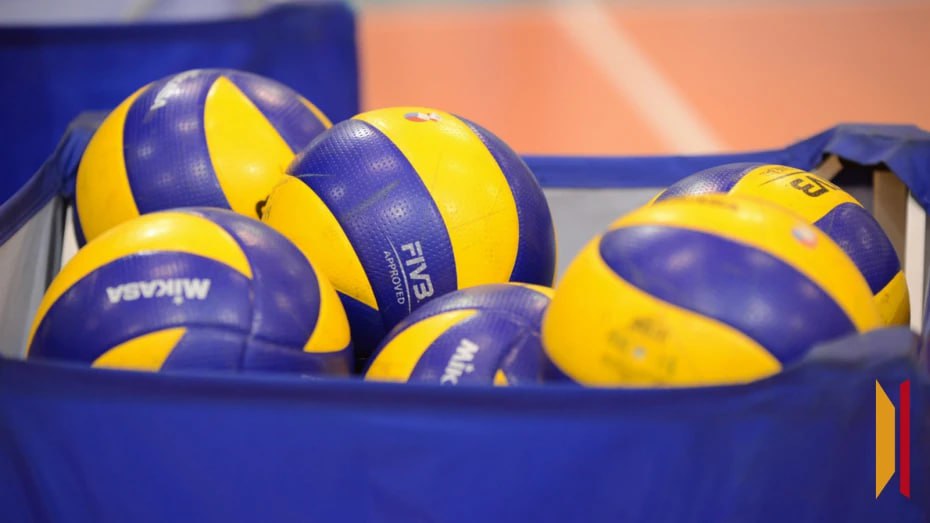 Воронежская область и Всероссийская федерация волейбола подпишут соглашение о сотрудничестве В среду 28 января Воронеж посетит делегация Всероссийской федерации волейбола во главе с генеральным секретарем Александром Яременко В рамках рабочей поездки состоится встреча с губернатором Александром Гусевым и подписание соглашения о сотрудничестве Делегация также осмотрит спортивные объекты для пляжного волейбола в рамках реконструкции Петровской набережной Планируется что именно эта площадка станет местом проведения этапа чемпионата России по пляжному волейболу в текущем году Кроме этого члены Всероссийской федерации посетят Дворец спорта имени Василия Меркулова где посмотрят матч воронежского Кристалл Черкизово с костромским Волжанином 2 Всех желающих также приглашают присоединиться к просмотру соревнований Для этого гостям необходимо прийти к 14 30 Мы всегда на связи в Мах