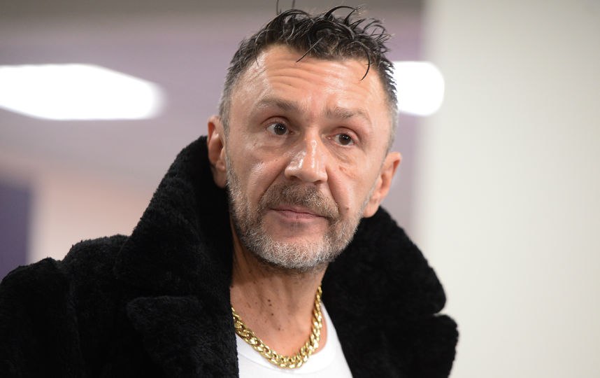 Ответил по рокерски Лидер группировки Ленинград Сергей Шнуров передал нецензурный ответ от бойцов СВО общественнику Виталию Бородину Ранее Бородин призвал отменить концерты Ленинграда из за якобы отказа Шнурова финансово помочь фронту Артист рассказал что лично знает многих бойцов СВО которые ничего не слышали про Бородина Многих бойцов СВО я знаю лично они мне сказали что ни про какого Бородина ничего не слышали Тем более не просили некоего Виталика Бородина выступать от их имени и по их поручению Кто это Мы его не знаем Пусть идет на сказал он Газете Ru