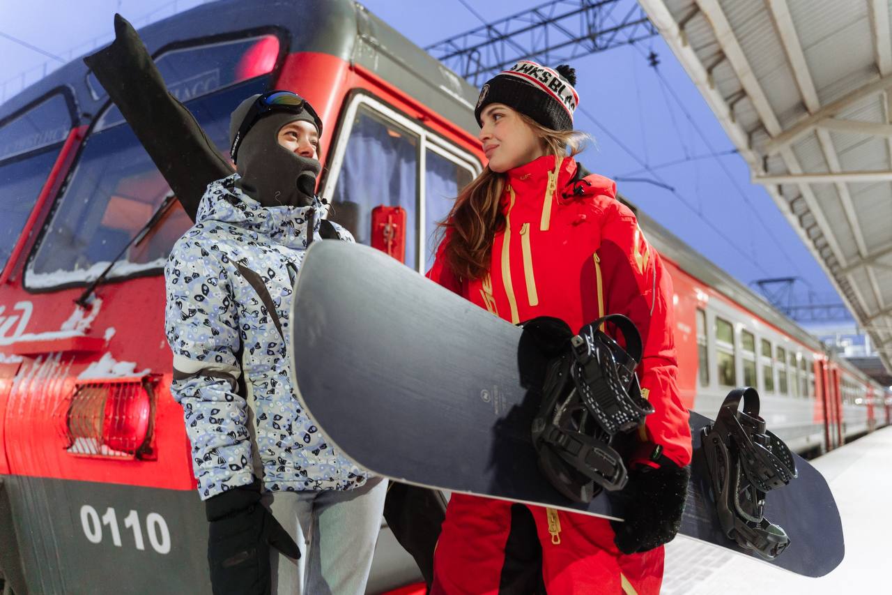 Стартовала продажа билетов на мультимодальный маршрут до горнолыжного комплекса Солнечная долина Первый рейс поезда отправится уже 29 ноября Из Челябинска до горнолыжного курорта можно добраться за 1 час 50 минут Расписание 8 45 отправление с пригородного ж д вокзала из Челябинска 10 35 прибытие на ГЛК Солнечная Долина 16 20 обратный трансфер от ГЛК Солнечная Долина до вокзала 18 35 прибытие на пригородный ж д вокзал в Челябинск Перевозки будут осуществляться по выходным и праздничным дням электропоездом повышенной комфортности Вагоны оснащены местами для хранения горнолыжного оборудования Билеты на мультимодальный маршрут продаются полными пакетами услуг В них входит проезд на поезде и автобусе а также прокат ски пасс или карта гостя Билеты можно приобрести в кассах пригородного ж д вокзала Челябинска ул Железнодорожная 7