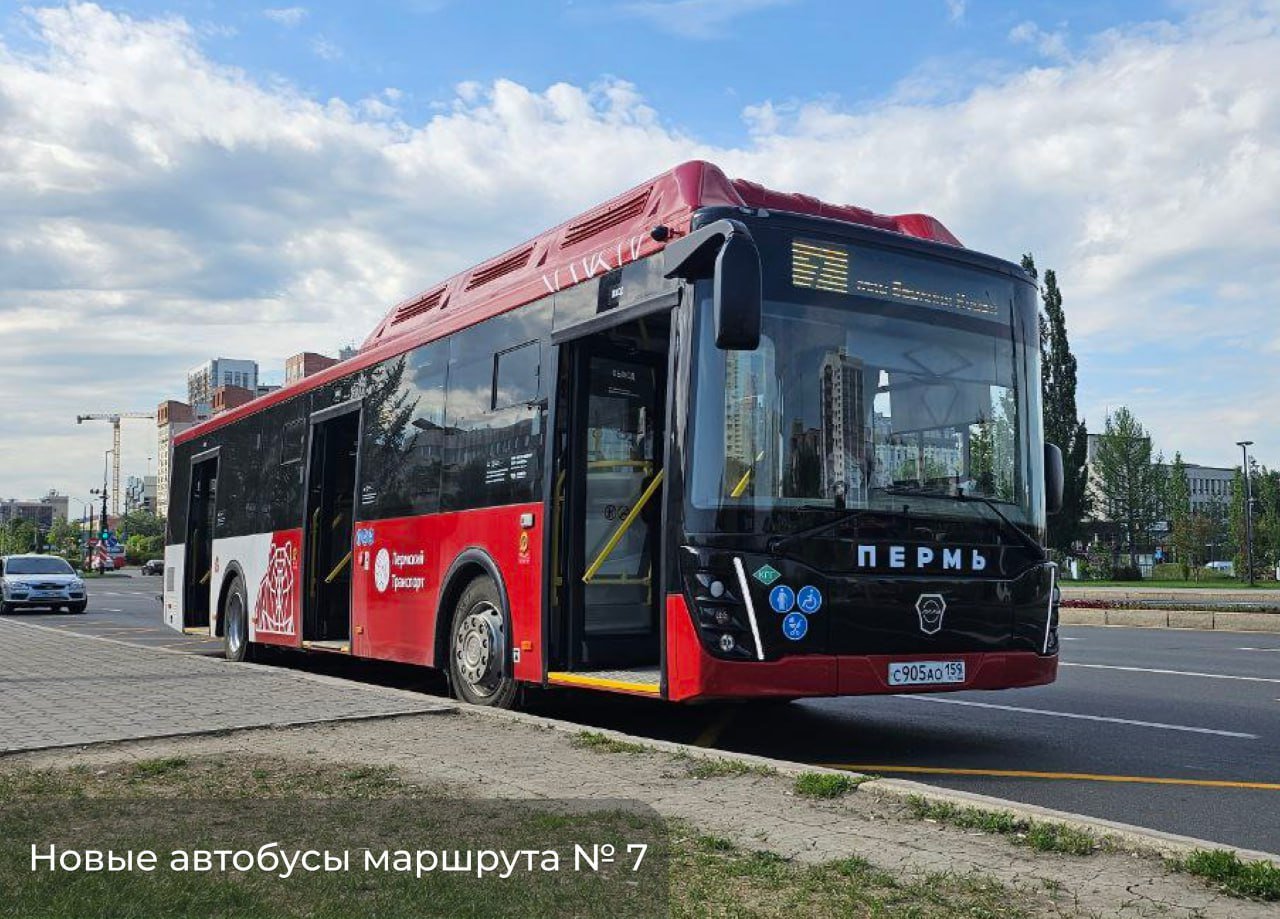 В Перми с 1 июня начали курсировать новые автобусы. Их направили на маршруты №2, 7, 32, 40, 47, 60, 77, 78 и 80. А на маршруты №27 и 53 вышли новые автобусы-«гармошки». В ближайшее время планируется запуск аналогичного транспорта на маршруты №1, 14 и 15. Интересно, что данные властей Перми и жителей не совпадают: сначала первые рассказывают о кондиционерах в каждом автобусе, другие — жалуются на духоту. Сегодня власти вновь отчитываются об улучшении транспорта, а жители снова присылают кадры с переполненными салонами. Загадка... Подписаться Прислать новость