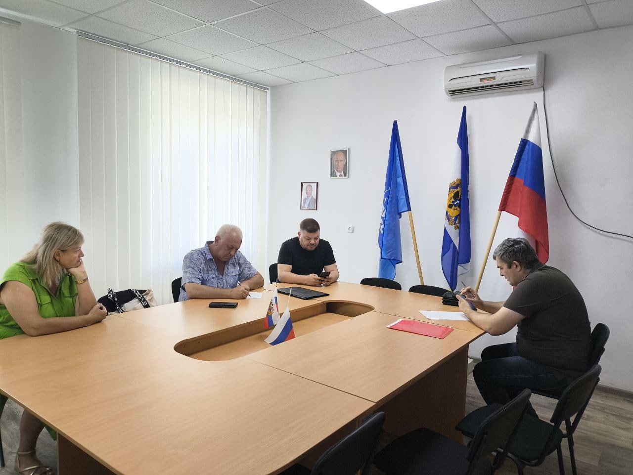 В Великолепетихском муниципальном округе усилен контроль за легальностью трудоустройства в агросекторе ⁣ 5 августа в Великолепетихском муниципальном округе состоялся первый этап совещаний в рамках работы Межведомственной комиссии по противодействию нелегальной занятости на объектах сельскохозяйственных товаропроизводителей. Состав рабочей группы включил заместителя главы округа Дмитрия Сергеевича Толчеева, главного специалиста отдела АПК, экономического развития, промышленности и инвестиций администрации округа Константина Владимировича Заику и начальника отдела государственных услуг № 5 УФНС России по Херсонской области Олега Васильевича Остапенко. Рабочей группой проверена деятельность пяти хозяйствующих субъектов Великолепетихского МО – КФК "Петровский", ООО "Альвина", КФК "Источник", КФХ "Былинко" и ИП Сенькив. В ходе проведения проверки нарушений трудового и налогового законодательства в части нелегальной занятости населения на хозяйствующих объектах выявлено не было.  Представителями рабочей группы дополнительно предоставлены консультации КФХ "Былинко" и КФХ «Источник» по поводу нюансов трудоустройства наемной рабочей силы для хозяйствующих объектов аграрного сектора. Представители администрации округа и УФНС России по Херсонской области акцентировали внимание на необходимости продолжения совместных действий по выявлению и пресечению случаев нелегальной занятости. Особое внимание было уделено разъяснительной работе с аграриями о преимуществах официального трудоустройства и последствиях нарушения трудового законодательства.