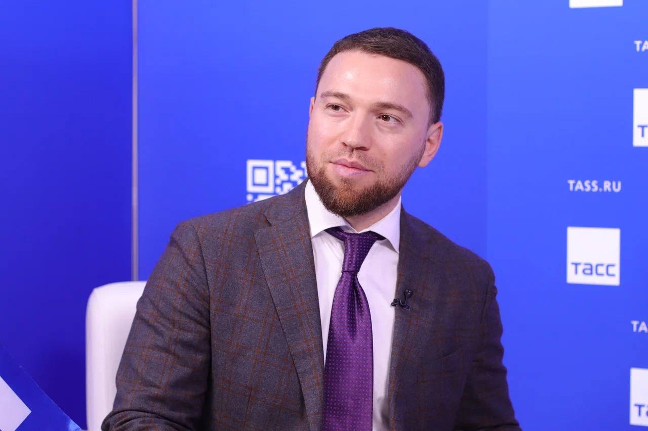 Инвестиционная деятельность в Дагестане увеличилась на 27 в 2025 году сообщил в ходе видеоинтервью в студии ТАСС руководитель Агентства по предпринимательству и инвестициям Республики Дагестан Хаджимурад Исрапилов Мы наблюдаем устойчивый рост основных показателей инвестиционной деятельности и предпринимательства В этом году показатель вырос более чем на 27 по итогам первого полугодия 2025 года по сравнению с прошлогодним аналогичным периодом Объем инвестиций в основной капитал составил 145 8 млрд рублей это плюс порядка 31 4 млрд рублей по сравнению с аналогичным периодом прошлого года До конца года мы прогнозируем завершить со значительным ростом к предыдущему сообщил Исрапилов Фото Матвей Епифанов ТАСС Подпишись на ТАСС Кавказ в Max