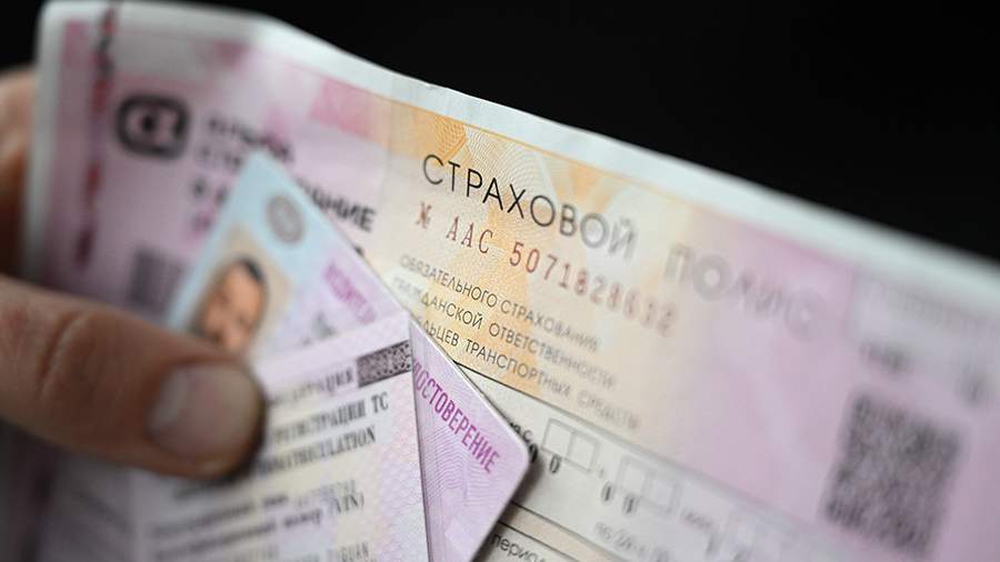 Депутаты Заксобрания Новосибирской области обратились к главе Банка России Эльвире Набиуллиной из за стоимости полисов ОСАГО в регионе Ранее стоимость страхования автомобилей в регионе выросла в 2 5 раза из за решения ЦБ удвоить тарифы для областей с высоким уровнем мошенничества в данной сфере Депутат Валерий Ильенко указал что подобное решение является несправедливым а страховщики перекладывают собственные убытки на потребителей Это однозначно отразится на всех жителях Новосибирской области Виной всему мошенники которые воровали деньги у страховых компаний А причём здесь всё население Новосибирской области Доля этих мошенников может быть составляет 5 10 процентов а 90 процентов автовладельцев будут страдать Это не должно отражаться на населении тем более в нынешней экономической ситуации Мошенниками пусть занимаются правоохранительные органы Несправедливо когда ответственность несут невиновные люди