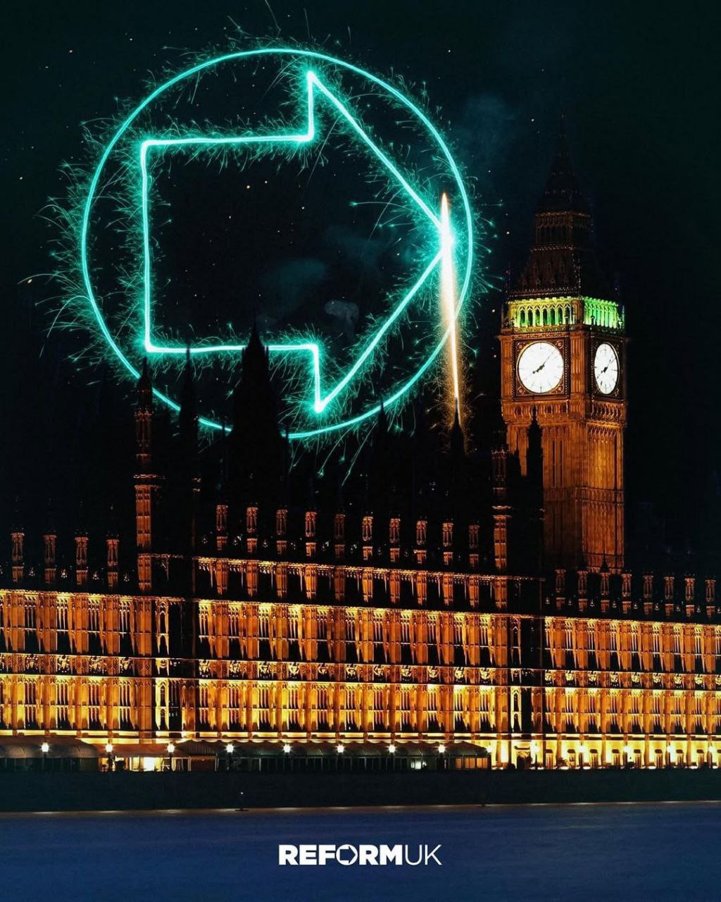 Единственной из популярных партий Великобритании ReformUK поздравила аудиторию с национальным праздником Ночью Гая Фокса Каждый кто учил английский язык в школе знает историю этого дня отчаившиеся католики во главе с Гаем Фоксом планировали подорвать Вестминстерский дворец 5 ноября 1601 года когда там должен был выступать король Яков I Однако по чудесному стечению обстоятельств Пороховой заговор удалось предотвратить В честь поимки заговорщиков каждый год в Великобритании сжигают чучела Гая Фокса и запускают фейерверки этот визуальный мотив отображён на АПМ с Вестминстером ReformUK сопроводили постер строчками из детской песни Remember remember the 5th of November Помни помни 5 ноября которые сейчас в условиях острой политической поляризации в Соединённом Королевстве могут быть поняты двусмысленно