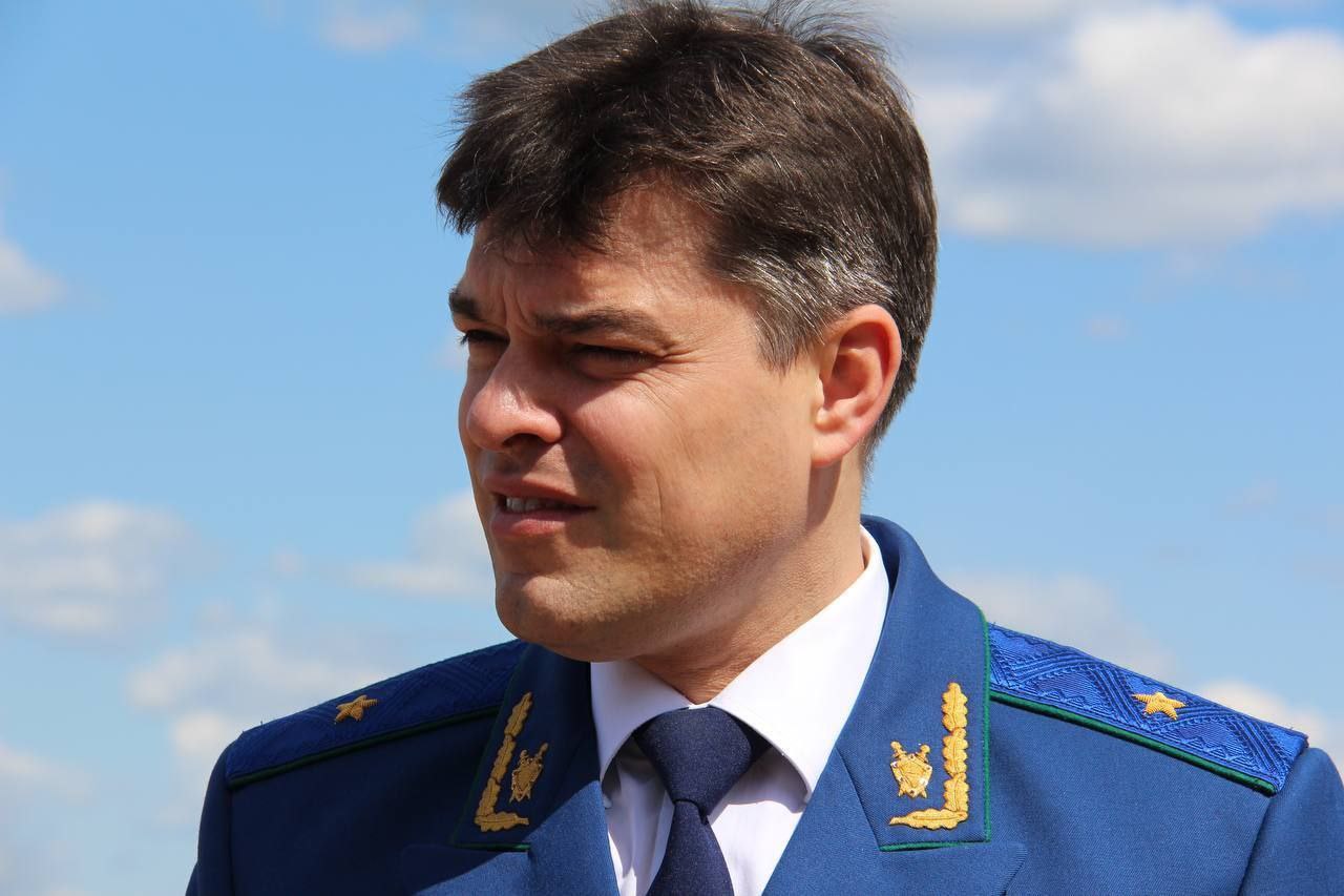 Путин оставил Жилякова в Калужской области еще на пять лет Владимир Путин своим распоряжением продлил срок полномочий прокурора Калужской области Константина Жилякова на пять лет до 2030 года Как сообщили Калуге 24 в пресс службе прокуратуры Жиляков уже приступил к исполнению обязанностей прокурора Калужской области которые до последнего времени исполнял первый зам прокурора Иван Филиппов Срок полномочий Константина Жилякова истек еще 1 июня В этот день пять лет назад он был назначен на должность президентом Летом появилась информация что Жиляков будет назначен прокурором республики Тыва Но она не подтвердилась На должность прокурора Тывы президент выдвинул Евгения Ботвинкина Его кандидатура будет рассмотрена на совместном заседании комитетов Совета Федерации 11 ноября