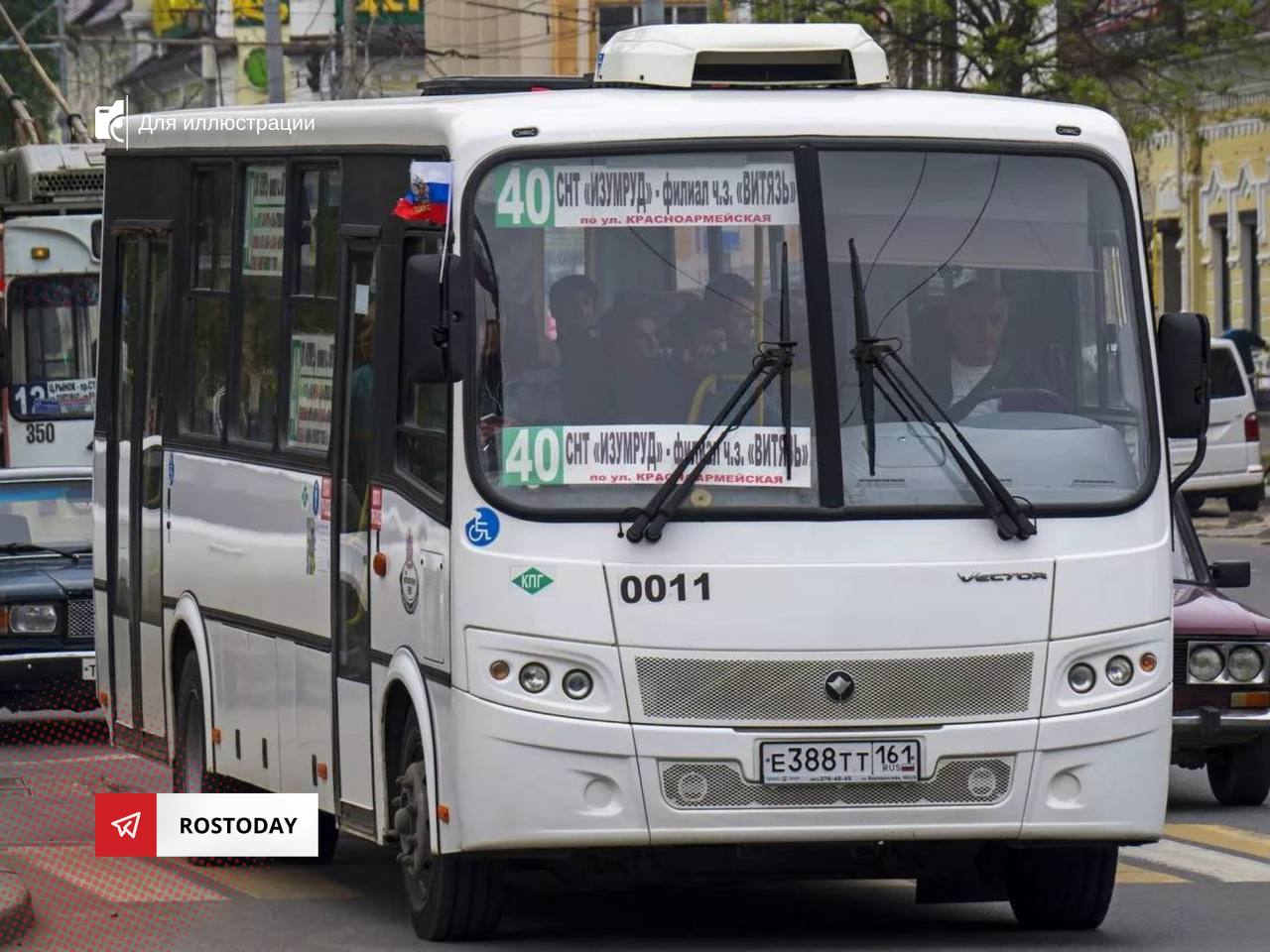 В Ростове на улице 339-й Стрелковой дивизии из автобуса выпала беременная женщина, сообщает канал «Дон 24».  По предварительным данным, водитель автобуса №40 начал движение, не закрыв дверь. 25-летняя пассажирка не удержалась и упала из салона. Она получила травму живота и была доставлена в больницу.  Транспортная компания, обслуживающая маршрут, пока не комментирует ситуацию.    Новости Ростова