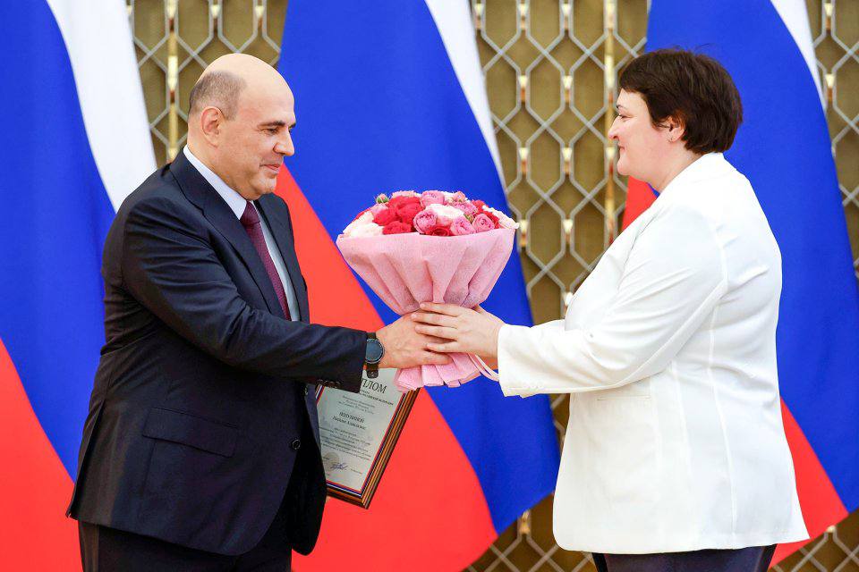 Михаил Мишустин вручил премии правительства в области образования за 2025 год Церемония прошла в преддверии Дня учителя который будет отмечаться 5 октября Каждый из нас с уважением и благодарностью относится к педагогу роль которого во все времена конечно особая и очень очень ответственная считает глава кабмина Он процитировал выдающегося педагога Константина Ушинского считавшего что главнейшая обязанность учителя в приучении воспитанников к умственному труду Педагоги в стране востребованы тем отраднее для правительства что с каждым годом прием в профильные высшие учебные заведения растет Чтобы поддержать такой позитивный настрой мы реализуем широкий комплекс мероприятий которые направлены прежде всего на обеспечение комфортных условий работы подчеркнул Мишустин Особенно государство вкладывается в инфраструктуру строит и обновляет школы модернизирует материально техническую базу колледжей и вузов ремонтирует общежития создает сеть университетских кампусов мирового уровня Подписаться на Российскую газету в Читать нас в MAX