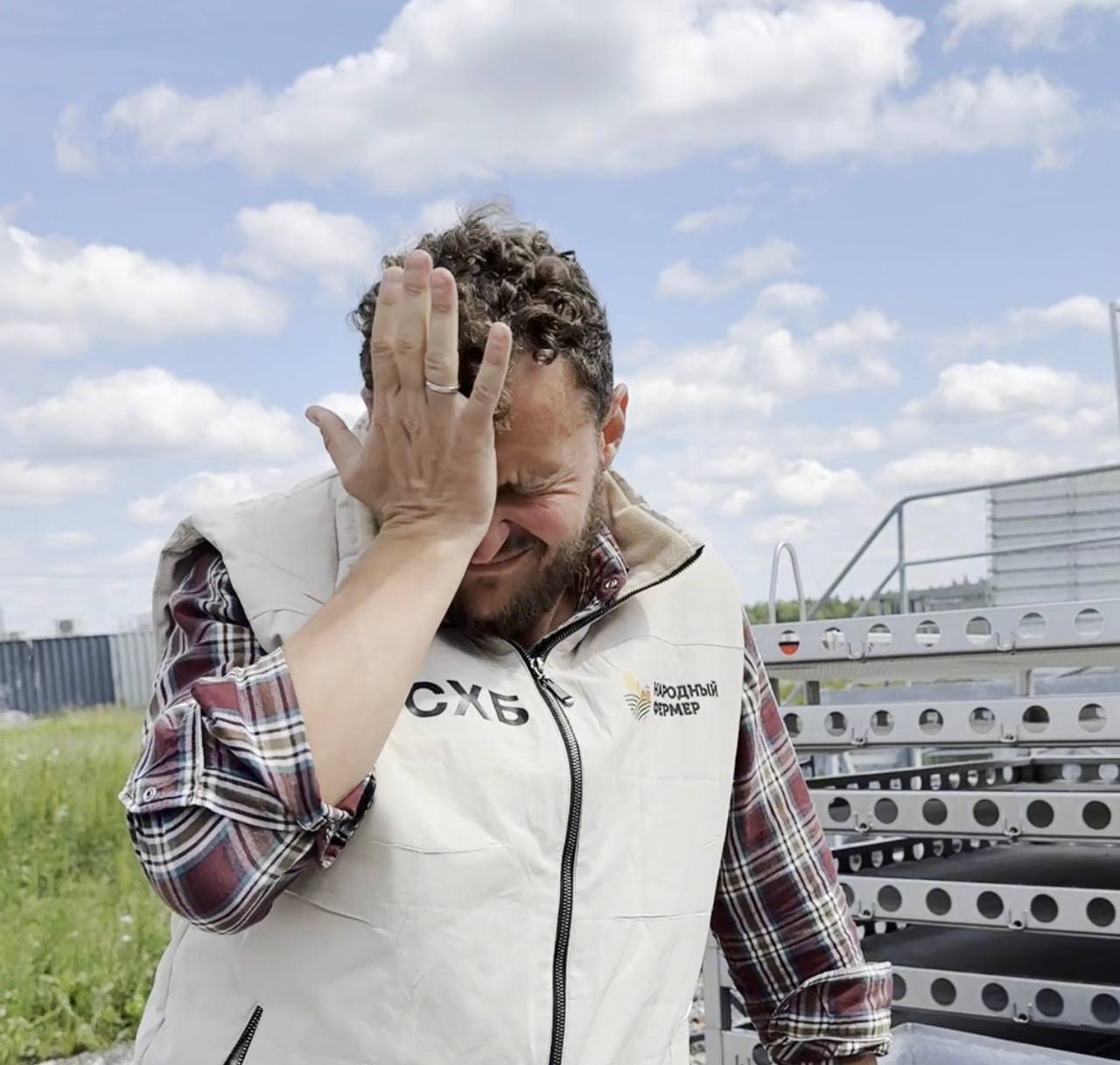 Какие то злодеи и вредители тащат законопроект в Госудуме по которому любого фермера можно будет закопать штрафами за хранение пестицидов и гербицидов   С виду инициатива хорошая дескать то мы будем штрафовать только тех кто может навредить Вот только в России нет фермеров которые могут выполнить нормы по хранению агрохимикатов ПРОСТО НЕТ Нормы по хранению транспортировке невыполнимы в принципе А приостановка деятельности на 90 дней это банкротство фермерского хозяйства Как это планируется делать Трактора во время посевной что ли опечатывать А кто кормить страну будет Ассоциация Народный фермер костьми ляжет на пути этого законопроекта