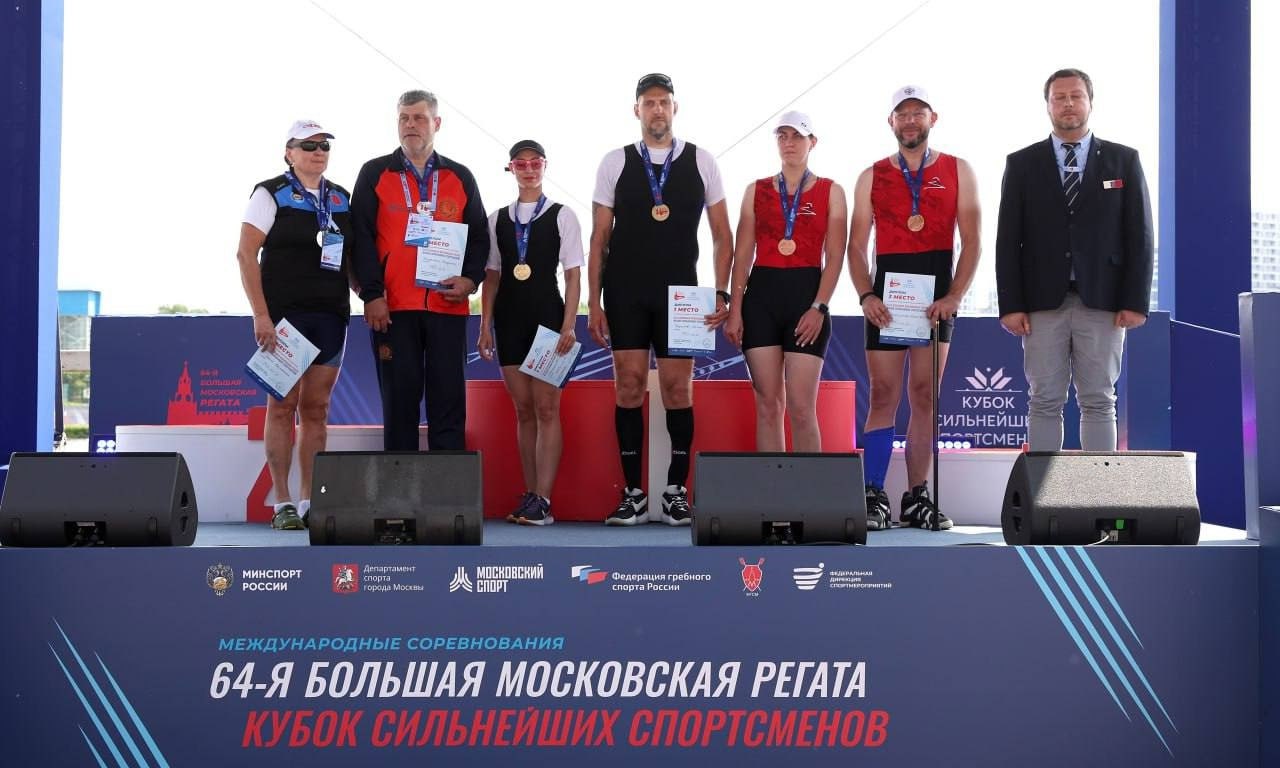 С 5 по 8 июня в Москве на одноименном гребном канале проходили международные соревнования «64-ая Большая Московская регата – Кубок сильнейших спортсменов». Соревнования собрали более 1300 спортсменов из 11 стран мира. Всего за соревнования было разыграно более 80 комплектов медалей. В соревнованиях также приняли участие 13 парагребцов из 4 регионов России, которые разыграли 5 комплектов наград. Победители и призеры паралимпийских заездов: PR3W1x Екатерина Коринец Москва - 12:36,25 PR3M1х Николай Ахундов Санкт-Петербург - 09:12,20 Владимир Бондаренко Санкт-Петербург - 10:58,76 Алексей Герасимов Москва - 12:31,27 PR1M1x Алмаз Шарафиев Республика Татарстан – 11:25,92 PR2Mix 2x Екатерина Воронцова/Андрей Рогачев Санкт-Петербург – 10:28,18 PR3Mix 2x Антон Воронов/Анна Пискунова Липецкая область – 08:12,22 Владимир Бондаренко/Валентина Жагот Санкт-Петербург – 09:21,98 Алексей Герасимов/Евгения Михайлова Москва, Липецкая область – 10:03,49 С использованием материалов Федерации гребного спорта России / Поддержать канал голосом
