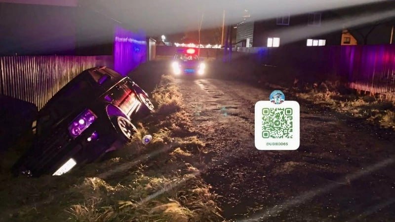 Водитель Range Rover сбил женщину в Дальнем и скрылся В субботу 1 ноября в 19 00 в районе дома 25 расположенного на улице Садовой планировочного района Дальнее водитель иномарки сбил женщину После этого он съехал в кювет и скрылся с места ДТП По предварительной информации владелец автомобиля Range Rover Sport направлявшийся в восточную часть планировочного района Южно Сахалинска совершил наезд на 42 летнюю женщину Она в это время шла по левому краю проезжей части улицы Речной двигаясь навстречу потоку машин После случившегося транспортное средство оказалось в кювете а его водитель покинул место аварии Пострадавшая получила травмы ее экстренно госпитализировали В ГИБДД обращаются с просьбой ко всем кто обладает информацией о ДТП передать ее по номеру телефона 789 497 Подписаться на нас Telegram I MAX Прислать нам новость Sakhonlinebot