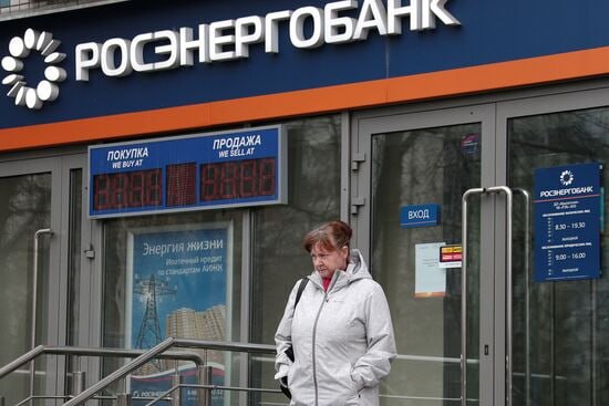 За технические кредиты и другие схемы Суд в Москве запретил выезд из России 12 банкирам, причастным к выводу активов Росэнергобанка. В их числе – бывшие бенефициары Константин Шварц и Артем Хенкин, председатели правления банка Мария Павлик и Виталий Сухов, член правления Михаил Боголюбский, вице-президент Сергей Брагнебун, директор Южной дирекции Вера Батракова. Ранее они были привлечены к субсидиарной ответственности, в размере 33 млрд рублей. Основаниями для привлечения стали выдача технических кредитов и другие схемы по выводу средств. Лицензии на осуществление банковских операций Росэнергобанк лишился в 2017 году, он признан банкротом. АСВ оценило объем страховых выплат вкладчикам лишенного лицензии Росэнергобанка примерно в 33,9 млрд рублей. Версия