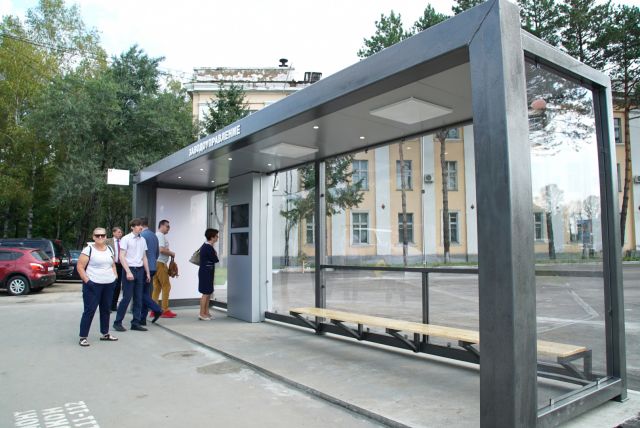 Три десятка остановок заменят в Хабаровске летом Новые остановки продолжают возводить на маршруте от Комсомольской площади до аэропорта. Отметим, нынешним летом в городе планируют заменить три десятка павильонов. Сейчас полностью готовы объекты на «Площади имени Ленина» и «Главпочтамте». Обустроены павильоны на «Улице Ленинградской» и «Большой». «Также обустраиваются места посадки на площадях Комсомольской и Славы, на "Театре драмы" и "Научной библиотеке". Все остановки делаем в едином стиле, комфортные и теплые. Пока ведутся монтажные работы, пассажирам придется потерпеть временные неудобства с отсутствием навесов. Однако скамейки везде стоят», – рассказал начальник отдела городского управления дорог и внешнего благоустройства Дмитрий Чеверда. Во избежание случаев вандализма павильоны оборудуют видеокамерами, которые подключат к системе «Безопасный город», добавил Дмитрий Чеверда. Обслуживать городские объекты будет МУП «Южное». Будь в курсе событий.
