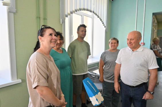 Школа №13 в Хабаровске готова к новому учебному году после капитального ремонта  1 сентября хабаровская школа №13 откроет двери после масштабной реконструкции. Работы проведены в рамках президентской программы «Модернизация школьных систем» при финансовой поддержке федерального, краевого и муниципального бюджетов. Общий объем финансирования составил более 180 млн рублей.    Что сделано:   Полный капитальный ремонт здания   Оснащение современным оборудованием   Благоустройство прилегающей территории  12 млн рублей из местного бюджета     Сергей Кравчук, мэр Хабаровска: «Благодаря поддержке Президента России Владимира Путина мы смогли провести здесь полный комплекс работ. Особенно важно, что программа позволяет создавать действительно современные образовательные пространства, где каждый ребенок будет чувствовать себя комфортно».    Ход работ:   Основные ремонтные работы завершены   Идет устранение выявленных замечаний   Родители учеников участвовали в контроле на всех этапах   ‍ ‍  Мнение жителей: «Очень приятно, что наш Президент обращает внимание на условия в школах. Дети видят, что руководство страны не остается в стороне», — поделилась Елена Марченко, мама двух учеников школы.    Благоустройство территории  91% готовности :   Подготовка основания площадок   Установка бордюров   Заливка отмостки   Обустройство газонов   Бетонное основание для пожарных проездов