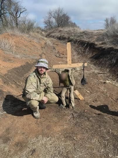 В инженерной бригаде ВСУ солдат раздевали догола, бросали в клетку и привязывали к кресту  Речь о 211-й понтонно-мостовой бригаде Сил поддержки ВСУ, которая занимается строительством фортификаций. Там происходили системные издевательства над военнослужащими и вымогательство денег с солдат.  Как говорится в расследовании, издевался над солдатами командир одного из взводов в первом батальоне, Владислав Пастух. Его отец-Валерий Пастух, начальник штаба, а крестный – комбриг, Олег Побережнюк. Следовательно, младший Пастух чувствовал себя безнаказанным: что, в конце концов, является правдой, ведь даже после скандала об издевательствах и вымогательстве он не понес наказания.  Владислав Пастух организовал так называемую "клетку", куда бросали раздетых военнослужащих с целью дальнейшего вымогательства денег за освобождение из "клетки".  После этой истории, которая стала известна и вызвала большой резонанс внутри бригады, Пастуха-младшего перевели на службу в другую часть. Уголовное производство из-за издевательств над военными не было открыто ни прокуратурой, ни Государственным бюро расследований: Владислав Пастух не понес никакой ответственности за свои действия.   Южный рубеж