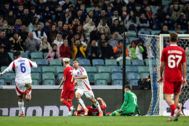 В Сочи на стадионе Фишт прервалась 22 матчевая беспроигрышная серия сборной России по футболу Сегодня наша команда проиграла сборной Чили со счетом 2 0 В защиту наших можно сказать что соперник показал очень крепкий и структурированный футбол При этом и сборная России тоже выглядела неплохо Правда не смогла реализовать свои моменты Фото Чемпионат