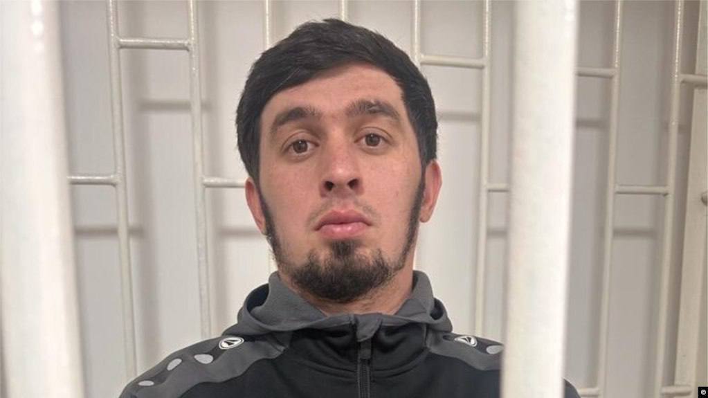 В Алматы по запросу Кремля задержан беженец из Чечни Мансур Мовлаев В Казахстане арестован чеченский беженец Мансур Мовлаев, спасавшийся от преследований кадыровского режима. Его задержали в Алматы 13 мая. Перед этим он успел отправить сообщение: «Меня поймали. Братья, помогите». После этого его телефон был отключён. Мовлаев находился в розыске в России по обвинению в «экстремизме» — стандартной формулировке, которой российский режим клеймит всех инакомыслящих. В прошлом он уже подвергался пыткам, сфабрикованным уголовным делам и похищениям со стороны чеченской полиции. После условно-досрочного освобождения в 2022 году Мовлаев покинул Чечню — сначала направился в Кыргызстан, затем перебрался в Казахстан. Теперь его снова пытаются вернуть в лапы пыточной машины.