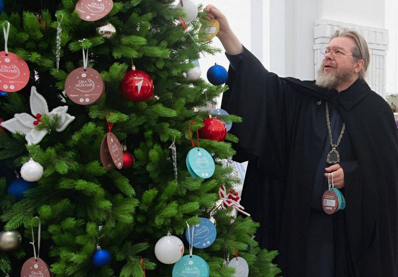 Митрополит Тихон обратился к пастве Крыма с Рождественским посланием В своём обращении глава митрополии подчеркнул глубинное значение праздника как события изменившего ход истории и соединившего вечность с земным миром Он отметил что Рождество открыло человечеству путь к спасению через воплотившегося Бога который разделил с людьми их природу Митрополит Тихон пожелал чтобы свет Вифлеемской звезды озарял жизненный путь каждого верующего укрепляя в вере и даруя духовную радость Вести Севастополь Telegram MAX