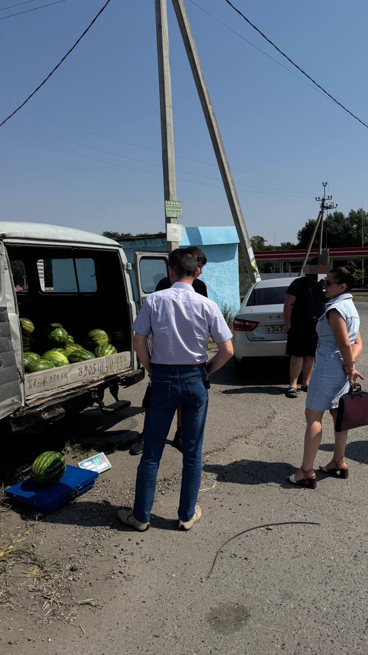 30 июля 2025 года в Кировском муниципальном округе прошел рейд по борьбе с несанкционированной торговлей. Напоминаем: согласно ст. 9.4 закона Ставропольского края от 10.04.2008 г. N 20–кз, за данное нарушение предусмотрена административная ответственность — штраф 3000 руб., а за повторное нарушение — уже 5000 руб. Уважаемые индивидуальные предприниматели и самозанятые! Соблюдайте действующее законодательство и получайте разрешения на торговлю в администрации округа. Ваше сотрудничество и добросовестная конкуренция — залог легальной и успешной работы!