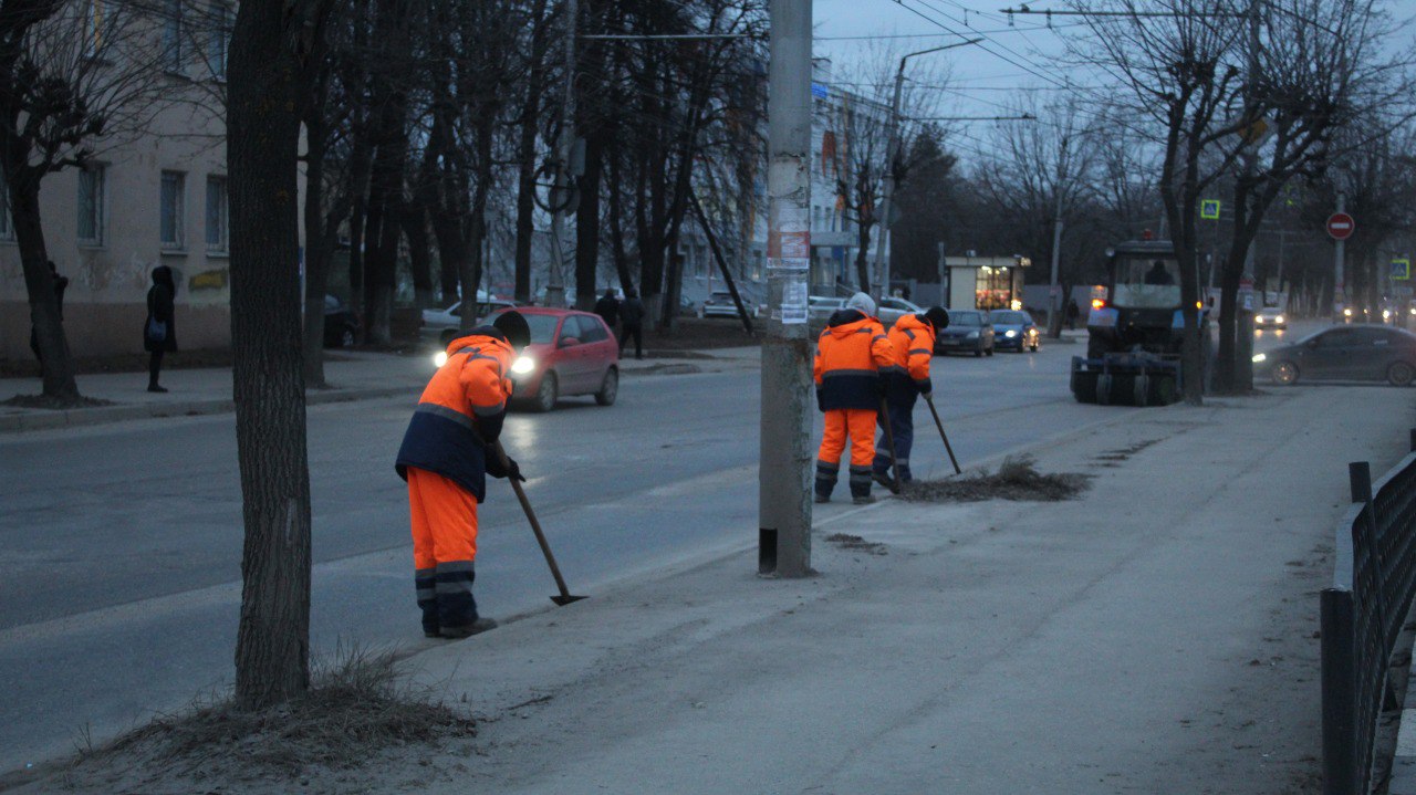 Сотрудники ДБГ в ежедневном режиме продолжают уборку города. Утром они вышли на сбор случайного мусора и очистку урн. Спецтехника подметала тротуары. Бригады мехуборки работали на улицах Новой и Лермонтова.  Случайный мусор собирали на улицах Новоселов, Зубковой, Касимовское шоссе, Фирсова, Есенина, Фрунзе, Свободы, на Первомайском проспекте, проезде Завражнова, Малом шоссе, Вокзальной, Интернациональной, Бирюзова, Промышленной, Московском шоссе и других.  Тротуары подметали в районе Песочня, улицах Почтовой, Лыбедский бульвар, а также скверы на площади Ленина, в Верхнем городском парке, Педагогическом сквере и других.  Дикорастущую поросль спилили на Московском шоссе и Касимовском шоссе.  На дежурстве в ДБГ днем находятся 18 КДМ.