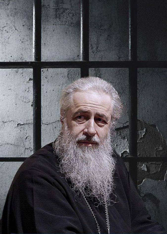 Сообщают что владыка Арсений настоятель Святогорской Лавры только вышел из СИЗО в Днепре и должен был ехать в больницу Приехало СБУ и вручили новое подозрение увезли в СБУ и до сих пор там