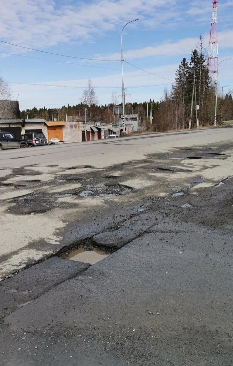 Дорога у «Ленты» на Кукковке в Петрозаводске всё-таки дождалась ремонта - администрация пообещала залатать ямы к концу сентября, о чем стало известно из соцсетей. Горожане жаловались на состояние участка годами, а весной даже собирали подписи. Похоже, это сработало. 5 5 5 Подписаться Прислать новость