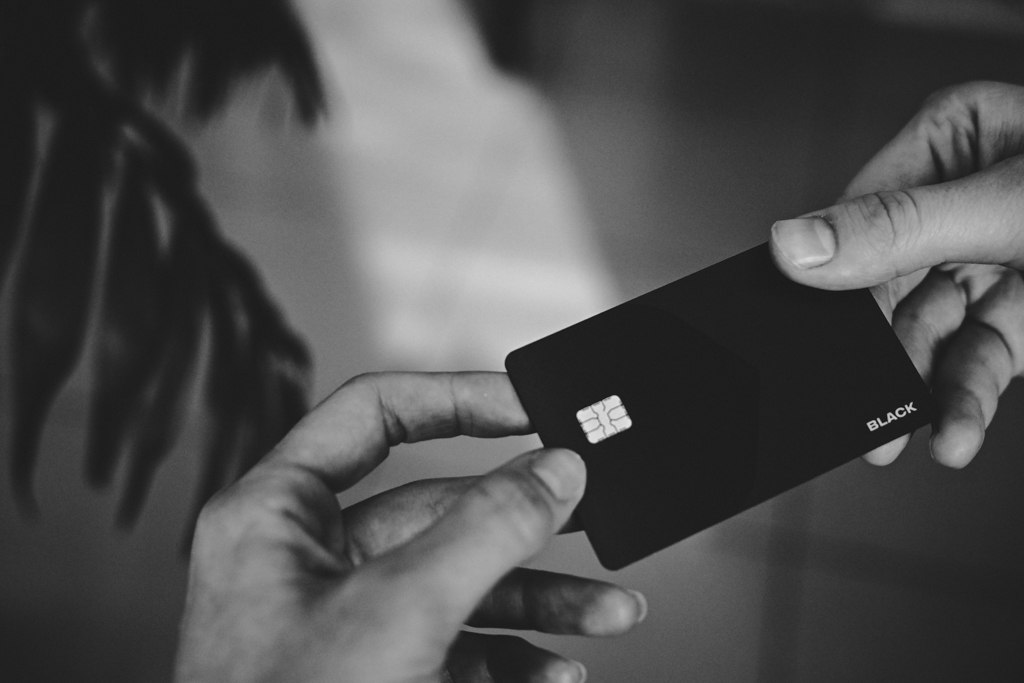 Красноярцам рассказали можно ли пользоваться банковской картой умершего родственника Родственники не могут беспрепятственно снять деньги с банковской карты умершего человека даже если он при жизни доверял им это делать и даже в день его смерти Об этом и других тонкостях финансовой стороны вопроса при смерти близкого рассказали в агентстве ЗАГС Красноярского края Там пояснили что деньги на банковских картах являются наследуемым имуществом Сведения о смерти клиента банк получает от налоговой которая в свою очередь имеет доступ к федеральному реестру ЗАГС После регистрации смерти налоговая служба снимает умершего налогоплательщика с налогового учета и передает в течение двух рабочих дней в автоматическом режиме данные о его смерти в банки где у него были открыты счета Такой механизм позволяет предотвратить неправомерное распоряжение средствами умершего Если им была оформлена доверенность на снятие денег то она теряет силу в связи со смертью доверителя пояснили в агентстве Правильно поступать так родственник умершего должен вступить в наследство и получить у нотариуса свидетельство о вступлении в наследство через 6 месяцев после смерти Можно получить не более 100 000 рублей со счета умершего до вступления в наследство для покрытия расходов на достойное погребение или лечение наследодателя перед смертью Для это надо получить постановление нотариуса у которого открыто наследственное дело рассказали эксперты Они также напомнили об ответственности за использование чужой банковской карты нарушителям по решению суда грозит принудительное взыскание денег потраченных со счета умершего и даже возбуждение уголовного дела по факту кражи с банковского счета или мошенничества с использованием электронных средств платежа Newslab