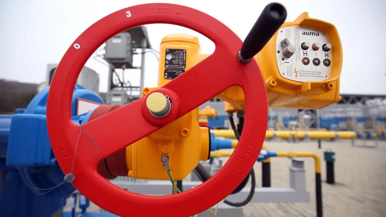 Цены на газ в Европе начали снижаться В 9:00 по московскому времени на торгах открылись июльские фьючерсы на индекс TTF, который является крупнейшим европейским газовым хабом и расположен в Нидерландах. Начальная цена составила 421,8 доллара за тысячу кубометров, что на 0,2% ниже расчетной цены предыдущего дня. К 9:16 по московскому времени стоимость фьючерсов снизилась до 421,2 доллара за тысячу кубометров, что на 0,3% ниже расчетной цены предыдущего дня, передает портал «Финансы Mail. ru». В середине февраля стоимость газа на бирже в Европе существенно увеличилась, достигнув рекордных значений за последние два года. Цена за тысячу кубометров превысила отметку в 630 долларов. В прошлом году средняя стоимость газовых фьючерсов на европейской бирже составила 386,5 доллара, что на 16,3% меньше, чем в предыдущем году. В 2021–2022 годах цены на газ были значительно выше. Таких стабильно высоких цен не было за всю историю существования газовых хабов в Европе, начиная с 1996 года.