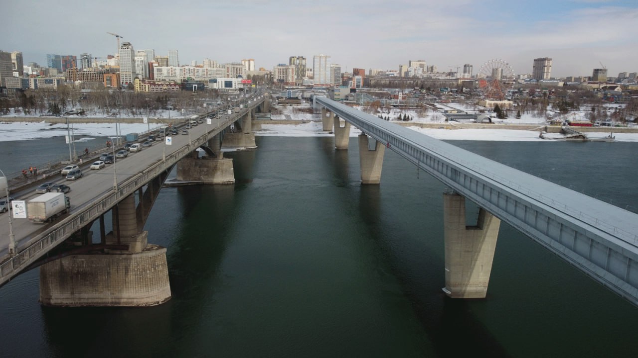 Канатную дорогу пустят от станции метро Спортивная в Новосибирске Стали известны подробности о круглогодичной канатной дороге которую хотят пустить над Обью Концепцию презентовало АО Урбантех Канатные дороги Воздушную пассажирскую линию проложат от станции метро Спортивная до жилого комплекса Европейский берег Протяжённость трассы составит 2 8 км пропускная способность как минимум 1000 пассажиров в час в одном направлении время в пути около 9 минут отметили в пресс центре муниципалитета Инфраструктура может быть интегрирована с подземкой по принципу сухой ноги то людей будут пересаживать без выхода на улицу Кроме того планируют открыть промежуточную станцию на острове Отдыха В декабре сформировали рабочую группу для определения условий концессии её сроков и подбора земельных участков Верится с трудом Готов прокатиться Подписаться на канал