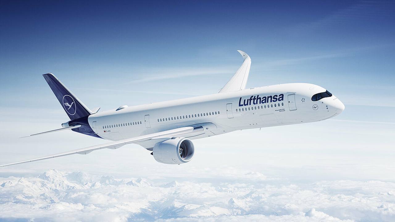 Немцы увеличивают парк 350-ых  Lufthansa покупает еще пять дальнемагистральных самолетов Airbus A350-1000 в рамках сделки стоимостью около 2 млрд евро  2,1 млрд долларов  по прейскуранту, поскольку выводит из эксплуатации старые борта и ожидает поставки задержанных моделей от Boeing.  Дополнительно заказанные самолёты будут доставлены в период с 2028 по 2030 год, говорится в заявлении Lufthansa в пятницу. Они дополнят 10 единиц, которые перевозчик уже заказал ранее.  В среднесрочной перспективе планируется, что высокоэффективные двухдвигательные дальнемагистральные самолёты заменят четврёхдвигательные, которые постепенно выводятся из эксплуатации, - заявили в Lufthansa. К ним относятся Boeing 747-400, Airbus A340-600 и Airbus A340-300.  FlightMode