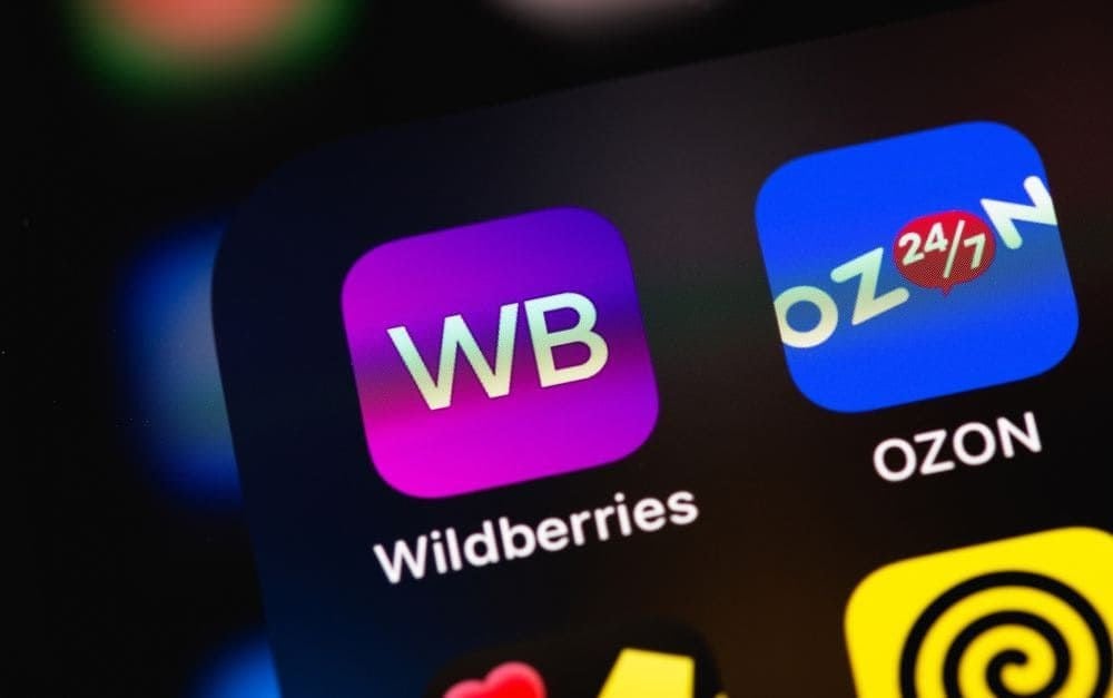 Ozon и Wildberries планируют строительство трех фулфилмент-центров в Казахстане  Инвестиции казахского маркетплейса Teez с собственной инфраструктурой площадью 100 тыс. кв. м составили $50 млн.  Власти Казахстана планируют нарастить объем электронной торговли почти в три раза - с $6 млрд в 2024 году до $17,6 млрд к 2029 году. Об этом сообщил министр торговли и интеграции Казахстана Арман Шаккалиев на заседании правительства.  "Начиная с 2020 года объем электронной торговли увеличился в пять раз, но все еще остается ниже среднемирового уровня. По оперативным данным, за 11 месяцев 2024 года объем электронной торговли в Казахстане составил порядка 3,2 трлн тенге", - рассказал Шаккалиев.  По его словам, Казахстан имеет высокий потенциал развития электронной торговли, который обусловлен широким проникновением безналичных расчетов, доступностью интернета и высокой долей молодого населения. "Поставлена цель увеличить долю электронной торговли в общем объеме розничной торговли до 18,5% к 2029 году, или до 9,3 трлн тенге в натуральном выражении, практически в три раза", - пояснил министр. Он отметил, что в 2024 году доля электронной торговли в общем объеме розничной торговли составила 14,5%.  "Запущен новый казахстанский маркетплейс Teez с собственной инфраструктурой площадью 100 тыс. кв. м, в ближайшее время будет создано 10 тыс. рабочих мест, инвестиции составили $50 млн. Также в текущем году маркетплейсами Ozon и Wildberries планируется строительство трех фулфилмент-центров в городах Астана и Алматы общей площадью 291 тыс. кв. м, инвестиции составят более $191 млн. ", - пояснил Шаккалиев.  Он отметил, что в республике принят план развития электронной торговли до 2027 года. Проводится работа по совершенствованию законодательства по вопросам электронной торговли, запуску курсов обучения этому виду торговли, по внедрению финансовых мер господдержки для предпринимателей.  Telegram / Facebook / Instagram / LinkedIn