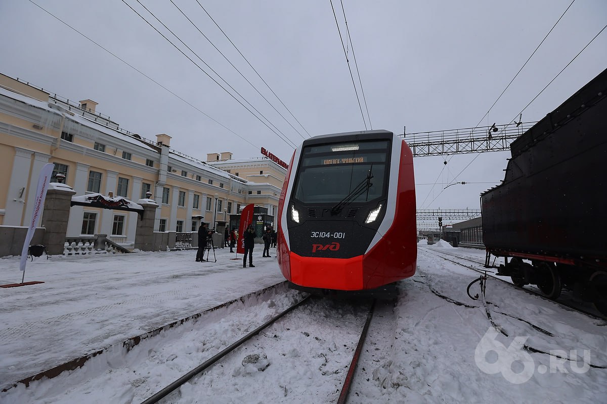 Подорожал проезд в городских электричках За поездку на поезде в пределах Екатеринбургской агломерации с начала 2026 года придётся платить по 44 рубля рассказали в Свердловской пригородной компании В зону единого тарифа входят 48 станций Его ввели в 2024 году Тогда поездки стоили 35 рублей В 2025 году стоимость выросла до 40 рублей Также с начала 2026 го перестала действовать скидка при оплате по QR коду   Новости из Екатеринбурга
