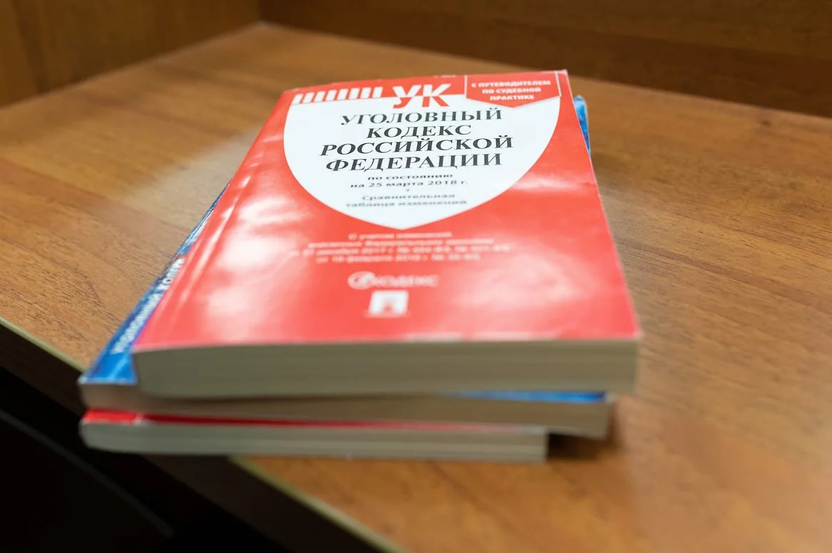 Экс главу села в Северной Осетии уличили в земельных махинациях Бывший глава одного из сельских поселений в Ирафском районе Северной Осетии стал фигурантом уголовного дела о злоупотреблении полномочиями сообщает пресс служба республиканского УФСБ По данным ведомства в январе 2021 года подозреваемый выдал жительнице республики выписку из похозяйственной книги с ложными сведениями На основании документа за женщиной было зарегистрировано право собственности на земельный участок общей площадью 9 493 кв м Противоправными действиями фигуранта бюджету причинен ущерб в размере 1 3 млн рублей отметили в спецслужбе Подробнее ЗДЕСЬ КрыльяTV теперь в MAX Подписывайтесь чтобы не пропустить главное