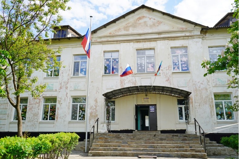 Республика Хакасия вдохнула жизнь в Володарскую школу В Володарской средней школе имени Олега Кошевого полным ходом идет капитальный ремонт, который призван модернизировать учебное заведение и создать комфортные условия для учеников и педагогов. Ремонтные работы на этом объекте выполняет шеф-регион Республика Хакасия. «На спортивном зале завершается один из ключевых этапов - монтаж стропильной системы и обрешетки. Кровля надежно защищена ветрозащитой, установлен карниз и монтируются желоба ливневой канализации. В ближайших планах - укладка металлочерепицы, что ознаменует завершение кровельных работ в спортзале», - прокомментировал ведущий инженер по надзору за строительством управления капитального строительства Республики Хакасия Алексей Измоденов. Читать далее... -канал чтобы быть в курсе всех новостей Свердловского муниципального округа ЛНР
